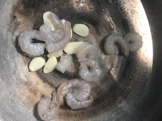 9、低热量牛油果虾仁意面,加入虾仁煸炒