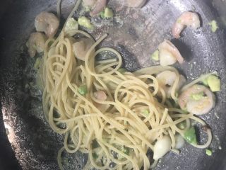 11、低热量牛油果虾仁意面,把意面倒进去，搅拌均匀