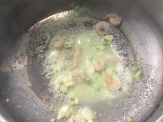 10、低热量牛油果虾仁意面,倒入牛奶牛油果混合液，同时加入一点煮意面的水，会浓稠一点，加入盐。