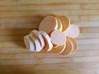 2、#甜味#酥炸脆皮红薯鸡翅,红薯去皮切片