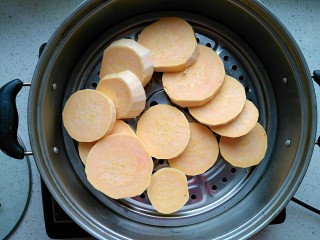 3、#甜味#酥炸脆皮红薯鸡翅,入蒸锅蒸熟