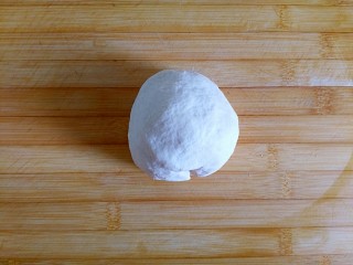 4、#甜味#酥炸脆皮红薯鸡翅,揉成光滑的面团（饧面10分钟左右，记得加盖保鲜膜呦！）