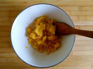 5、#甜味#酥炸脆皮红薯鸡翅,蒸熟的红薯放盆里压成泥