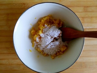 6、#甜味#酥炸脆皮红薯鸡翅,加入馅料的全麦面粉（预留点面粉，红薯干湿度不同，干就少加点面粉，反之多加）