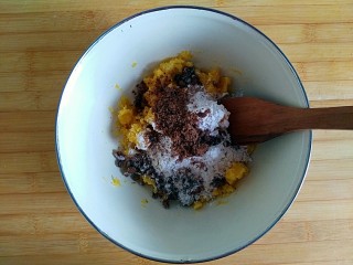 7、#甜味#酥炸脆皮红薯鸡翅,倒入红糖