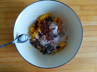 8、#甜味#酥炸脆皮红薯鸡翅,倒入食用碱