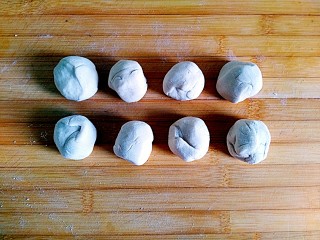 10、#甜味#酥炸脆皮红薯鸡翅,饧好的面困分成8等份