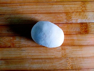 14、#甜味#酥炸脆皮红薯鸡翅,捏紧收口，揉成椭圆形