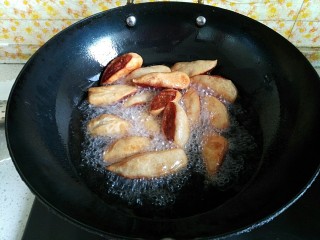 17、#甜味#酥炸脆皮红薯鸡翅,切好的鸡翅一个一个放入油锅中小火炸至膨胀起来转中火炸至金黄即可