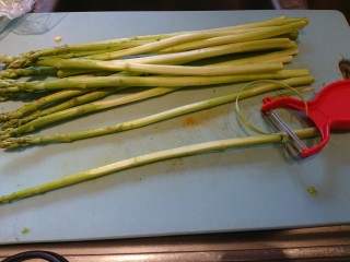 8、西洋菜柚子沙拉,蘆筍仔細的削去外皮