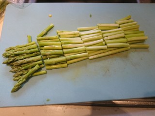 9、西洋菜柚子沙拉,切成大小一樣的段狀