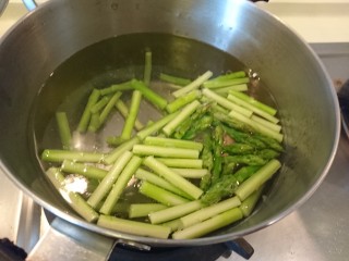 10、西洋菜柚子沙拉,起一鍋熱水，水煮蘆筍，之後撈起備用。