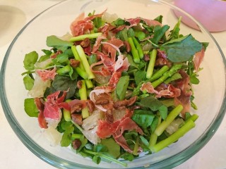 13、西洋菜柚子沙拉,所有材料放入沙拉盆