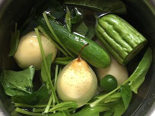 1、蔬果糊-5,把食材用淡鹽水浸泡半小時以上，清除農藥殘留物