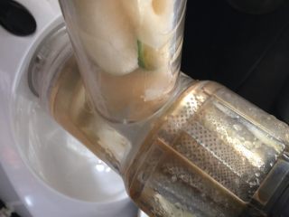 4、蔬果糊-5,用蓮藕1/3、梨子1/3、小青檸榨汁