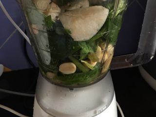 5、蔬果糊-5,其他食材加入200ml大概40度以下的溫水打糊約2分鐘