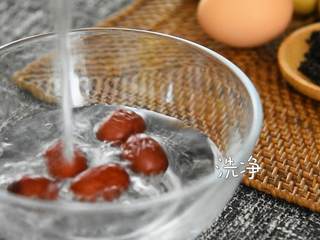 1、桂圆红枣鸡蛋糖水—一碗暖心又暖胃，尤其适合女生的糖水,红枣凉水洗净。