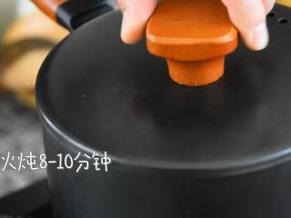 3、桂圆红枣鸡蛋糖水—一碗暖心又暖胃，尤其适合女生的糖水,小火炖8-10分钟。