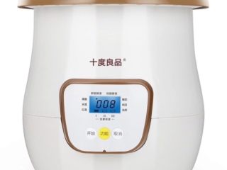 1、洛神花梨子酵素,开机预热、净化空气，提前一小时接通酵素机机体电源，启动空气净化灭菌功能(酵素机底部用手触摸，会感受到有空气流出)