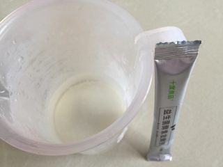 3、洛神花梨子酵素,激活菌粉，在量杯中加入100ml的温开水(40度左右)，倒入菌粉溶解待用