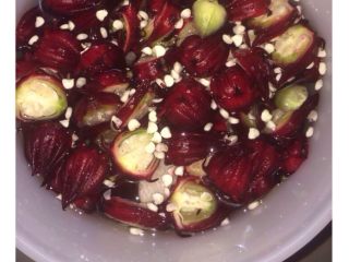 4、洛神花梨子酵素,加工食材，洛神花、梨子切片（洛神花、梨子用环保酵素㓎泡半小时清洗干净），将加工好的食材倒进溶好糖的酵素桶内，倒入激活了的菌粉搅拌均匀