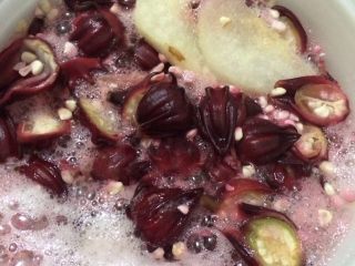 6、洛神花梨子酵素,12小时后每天早晚各搅拌1次，把浮在表层的食材轻轻用搅拌勺往下按，让食材充分浸泡在液体当中，使之发酵更加充分