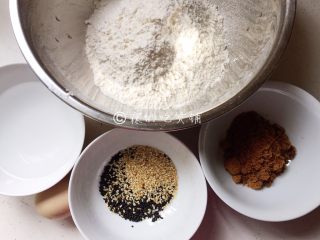 1、红糖芝麻千层饼,食材。
