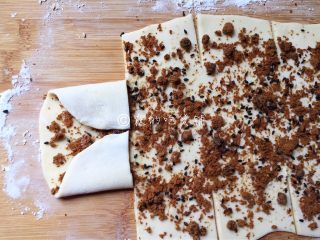 8、红糖芝麻千层饼,然后左右的面皮向中间折。