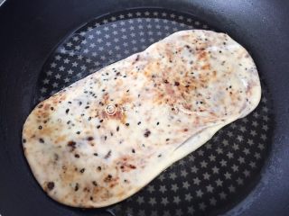 12、红糖芝麻千层饼,煎锅里放油，烧热后把饼皮放入。