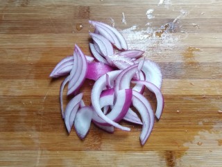 2、番茄火腿炒意面,洋葱少许切丝备用