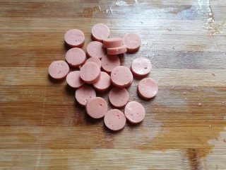 3、番茄火腿炒意面,火腿肠一根切片备用