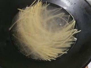 4、番茄火腿炒意面,锅中烧热水，放入适量意面用中火煮熟
