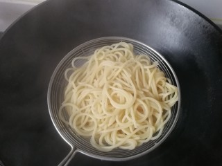 5、番茄火腿炒意面,煮熟的意面捞起过下凉水备用