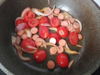 7、番茄火腿炒意面,再放入火腿片，继续煸炒几下