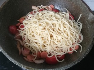 8、番茄火腿炒意面,然后放入意面，翻炒均匀