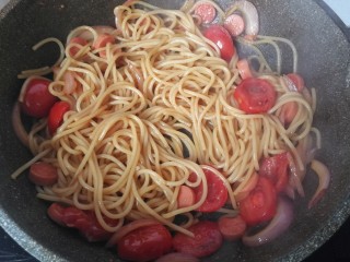 9、番茄火腿炒意面,接着调入适量盐、生抽、老抽翻炒均匀