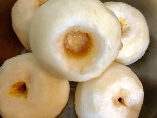 1、红糖雪梨,把梨清洗干净后削皮，再从梨蒂处把心去掉，这步要小心处理，不要把梨弄破了。