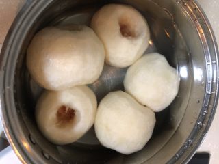 2、红糖雪梨,处理好的梨放入锅中，加入没过梨的清水。