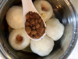 3、红糖雪梨,加入红糖。