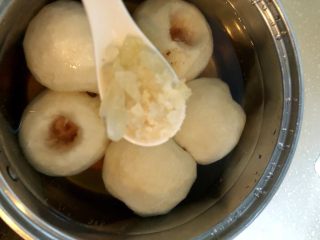 4、红糖雪梨,加入冰糖。