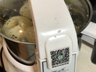 5、红糖雪梨,盖上锅盖。