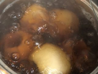 6、红糖雪梨,中小火炖煮1.5个小时。