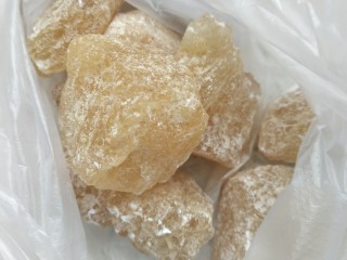 2、金桔银耳羹,准备黄色老冰糖