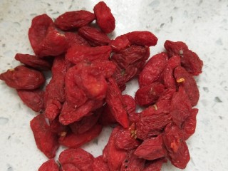 4、金桔银耳羹,取适量枸杞