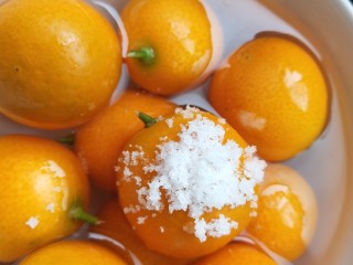 6、金桔银耳羹,金桔用盐清洗浸泡