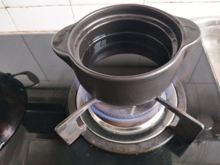 8、金桔银耳羹,砂锅入水开火