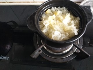 9、金桔银耳羹,放入泡发并撕碎的银耳