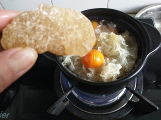 11、金桔银耳羹,加入冰糖