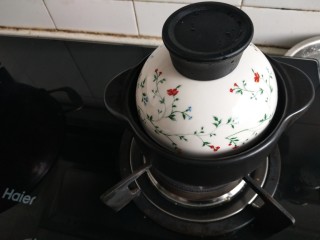 13、金桔银耳羹,加盖大火烧开再小火慢炖煮到汤汁粘稠