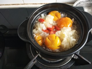 14、金桔银耳羹,最后加入适量枸杞